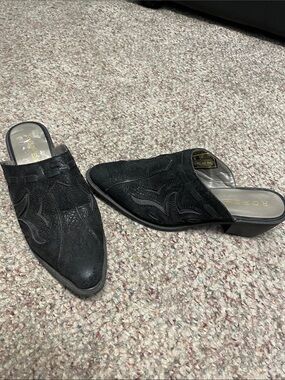 Roper Black Embossed Leather Pointed heeled Mules